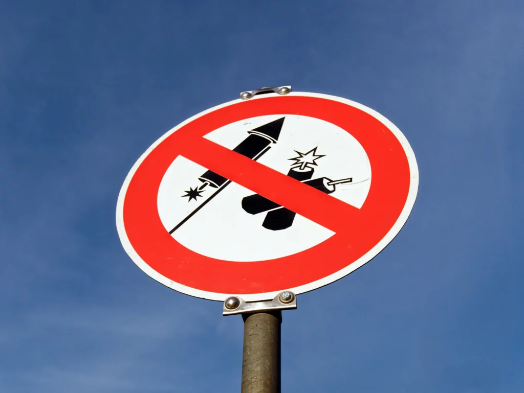 A sign that bans fireworks.